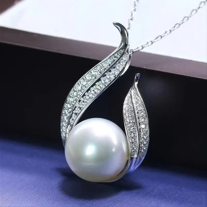 Collana con Pendente di Perle Akoya in Argento 925 Placcato Rodio, Perla Coltivata Bianca Rotonda AAA, Design a Pianta, Gioielli da Sposa per Donna - Product Image 1