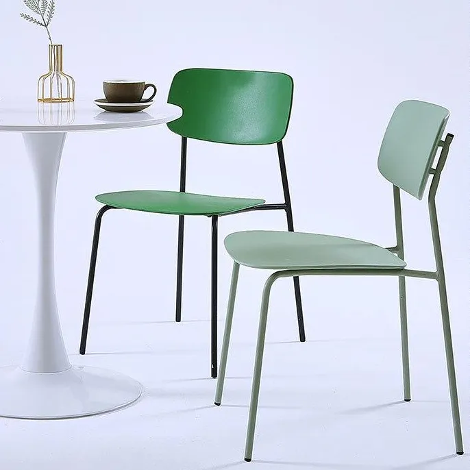 Italiaanse Stijl Stapelbare Pp Plastic Stoel Groothandel Restaurant Café Roze Groene Plastic Stoelen Met Metalen Poten