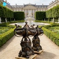 Statue d'ange antique en bronze poli, grande figure classique gravée, pot de fleurs pour la décoration de villas et de jardins de luxe