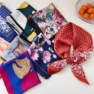 Petit Bandana <span class=keywords><strong>Foulard</strong></span> de Tête Carré à Motifs Floraux en Polyester pour <span class=keywords><strong>Femme</strong></span> - Product Image 3