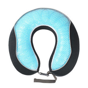 Oreiller de voyage en mousse à mémoire de forme en U avec infusion de gel pour le soutien du cou, usage adulte, design noir et rose - Product Image 1