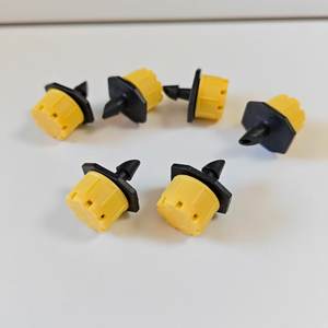 Goteador de flujo ajustable con tapa roja pequeña de ocho orificios. Venta directa de fábrica. Gotero de microrriego de plástico rojo para jardinería. - Product Image 1