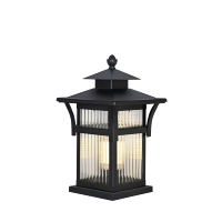 Lampe de poteau extérieure moderne avec verre cannelé et supports de toit décoratifs