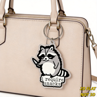 Porte-clés en acrylique motif raton laveur amusant, breloque fantaisie « Je ai besoin de collations », résistant aux rayures, avec anneau de suspension, accessoire de sac animalier mignon