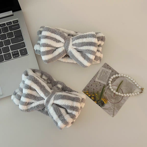 Diadema para Spa Lavarse la cara Diadema <span class=keywords><strong>de</strong></span> terciopelo para mujer Banda para el cabello cosmética Banda <span class=keywords><strong>de</strong></span> spa <span class=keywords><strong>de</strong></span> maquillaje para niñas con lazo Diadema <span class=keywords><strong>de</strong></span> color a rayas - Product Image 3