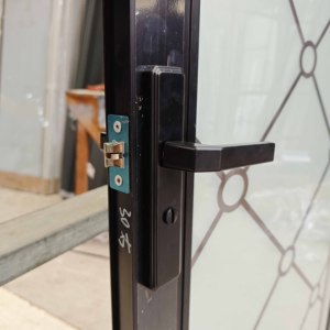 Porte <span class=keywords><strong>de</strong></span> salle <span class=keywords><strong>de</strong></span> bain TECHTOP en alliage d'aluminium <span class=keywords><strong>de</strong></span> luxe, cadre blanc, <span class=keywords><strong>verre</strong></span> trempé dépoli, avec motif en <span class=keywords><strong>treillis</strong></span> doré - Product Image 4