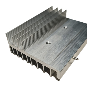 Dissipateur thermique en <span class=keywords><strong>aluminium</strong></span> anodisé noir en forme de <span class=keywords><strong>U</strong></span> pour montage sur circuit imprimé, avec services de pliage et de découpe pour la décoration - Product Image 4