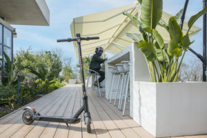 สกู๊ตเตอร์ไฟฟ้าพับได้ KuKirin S1 Max โครงเหล็ก หน้าจอ LED ระบบกันสะเทือนหลัง เหมาะสำหรับใช้ในมหาวิทยาลัย บริการจัดส่ง และเช่าเป็นกลุ่ม - Product Image 2