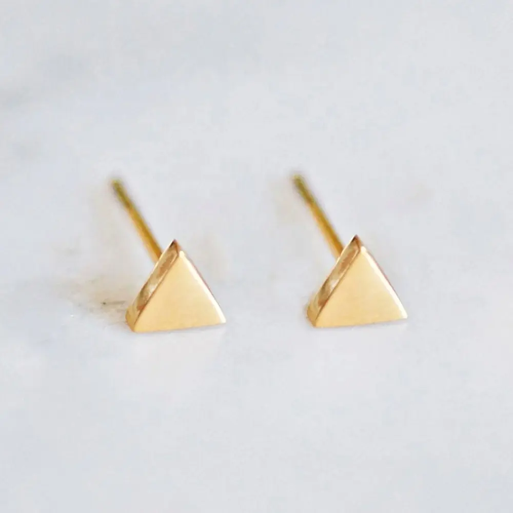 EManco गहने थोक सस्ते डिजाइनर कान की बाली प्रकाश त्रिकोण के आकार का ज्यामितीय स्टड सोना मढ़वाया छोटे कान की बाली