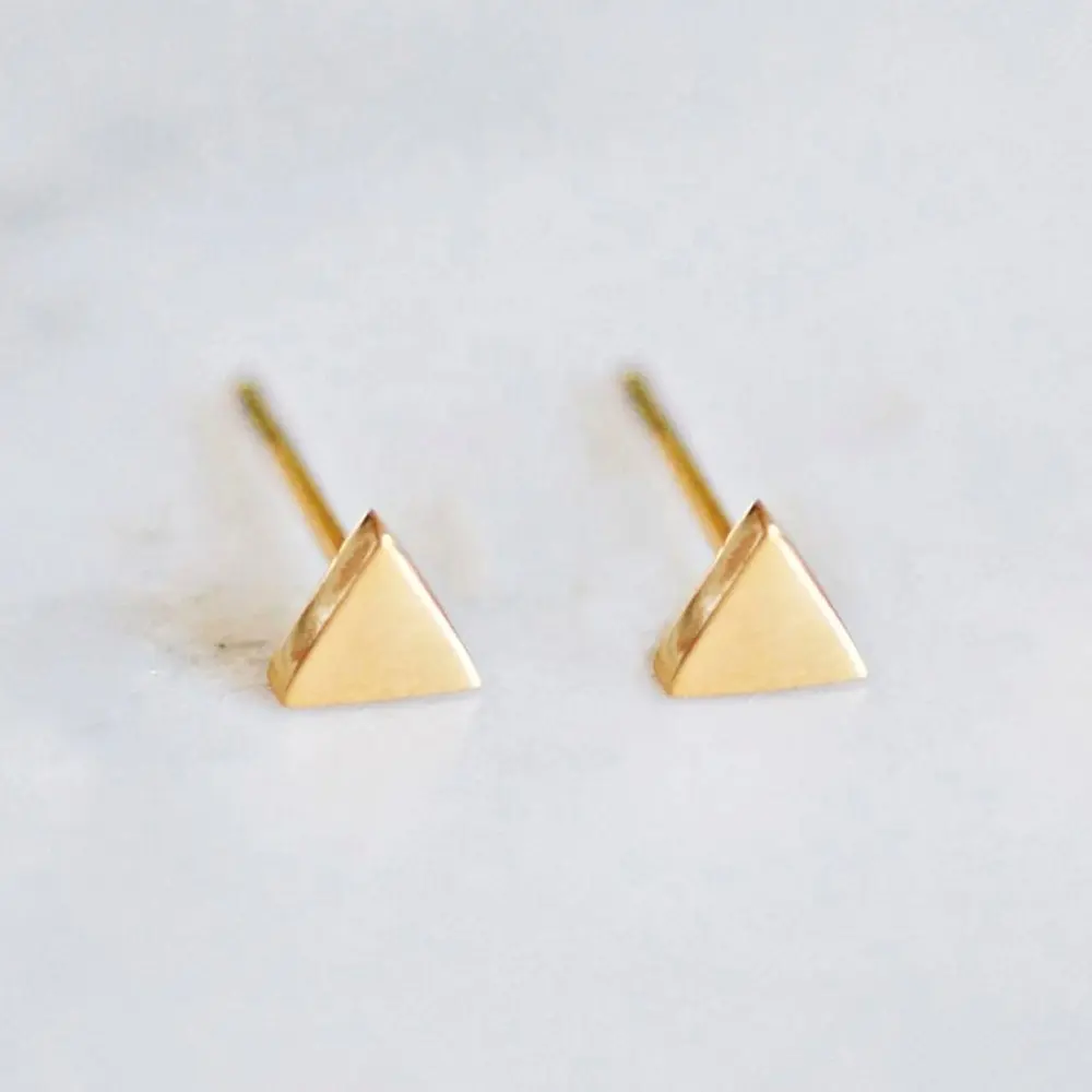 EManco schmuck großhandel günstige designer ohrringe licht dreieck geformt geometrische stud gold überzogene kleine ohrringe