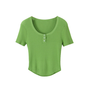Runqi N8668 Top de Punto Verde de Manga Corta para Mujer, Corte Ajustado, Cuello Redondo, Color Sólido, Fibra de Viscosa Suave con Botones - Product Image 2