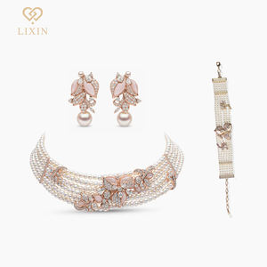 طقم مجوهرات فاخر من 3 قطع بتصميم أوراق وردية، من اللؤلؤ المقلد والذهب الوردي، قلادة وأقراط وسوار للزفاف - Product Image 1