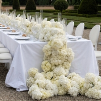 Centre de table de mariage luxueux en hydrangeas artificiels blancs, arrangement floral en cascade pour la décoration de réceptions et de fêtes