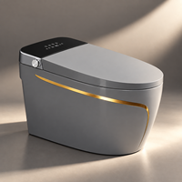 WC intelligent moderne en céramique avec bidet intégré, chasse d'eau automatique et télécommande pour salle de bain