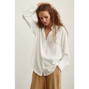 Chemise en satin Lycra écru pour femme, boutonnée, minimaliste, pour tous les jours - Product Image 6