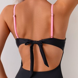 Maillot de bain une pièce pour femme, noir avec bordure rose, coupe ajustée, dos nu, style halter, avec culotte - Product Image 4