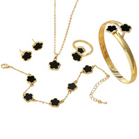 Ensemble Anniversaire Romantique Trèfle à Cinq Feuilles Scintillant et Très Vendu : Bracelet en Alliage, Collier, Bague et Boucles d'Oreilles pour Femme