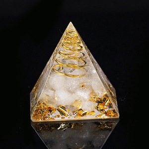 Piramide Orgonica in Cristallo Naturale da 5/6cm con Gemme Frantumate in Resina per Decorazione Casa e Auto + Scatola - Product Image 5