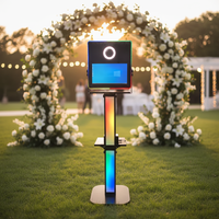 Nouvelle conception de borne photo tactile 15,6 pouces avec éclairage LED RVB pour la location d'événements photographiques