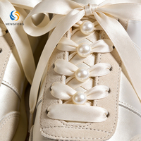 Lacets de chaussures en satin de polyester de haute qualité avec breloque perle, écologiques et personnalisables pour les amateurs de sneakers (Couleurs personnalisées Hengfeng)