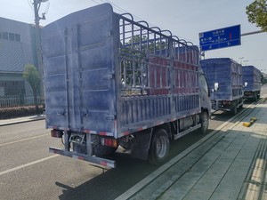Camión de Carga ISUZU con Valla Alta 4X2 de 3.5 Toneladas, Volante a la Derecha/Izquierda, Camión Furgón con Valla, Emisión 4/5/6, Precio Mayorista, Suministro de Fábrica - Product Image 3