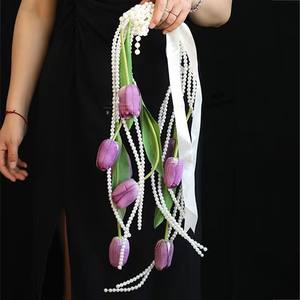 Ramo de Novia Moderno Hecho a Mano LANJO para Graduación, Acción de Gracias, Boda, con Lirios de Cala Artificiales y Cadena de Perlas para la Novia - Product Image 4