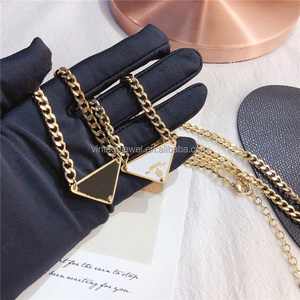 <span class=keywords><strong>Collier</strong></span> triangle avec <span class=keywords><strong>initiale</strong></span> P en émail, en acier inoxydable, marque de luxe - Product Image 1