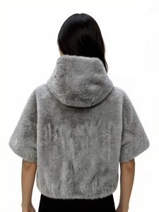 Giacca Corta Invernale da Donna con Cappuccio e Maniche a Pipistrello in Finta <span class=keywords><strong>Pelliccia</strong></span> di Visone <span class=keywords><strong>Grigio</strong></span> Argento, Ecologica in Poliestere, Spessa, con Zip, Vendita all'Ingrosso - Product Image 2