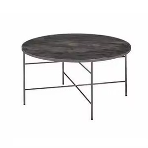 Mesa de centro vintage dorada martillada con base circular de pedestal, muy vendida, para estudio o suite. - Product Image 3