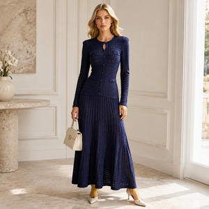 Robe longue Vernalux 2026 chic et élégante en maille fil doré, col en V, coupe trapèze, en satin, inspirée d'un cardigan, avec boutons et faux rabat, taille naturelle - Product Image 1