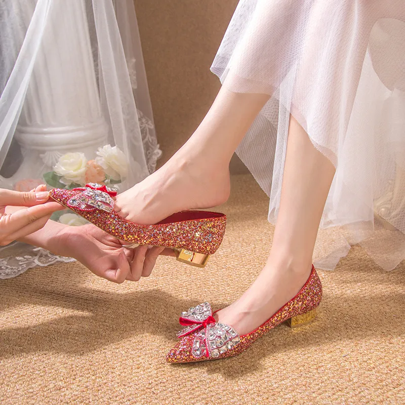 Prix d'usine pas cher Nouvelles chaussures de mariée élégantes à talons fins atmosphériques pour femme de mariage