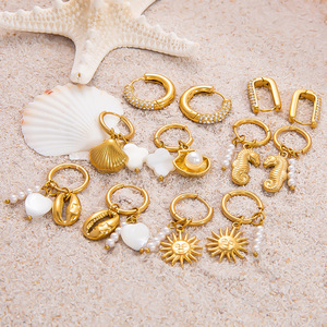 Pendientes Huggie chapados en oro con perlas, conchas, sol, luna y caballito de mar, para mujer, estilo playero, conjunto de joyería. - Product Image 1