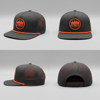 Casquette Snapback Noire à Bord Plat avec Patch en Caoutchouc Orange et Corde Tressée Perforée sur le Côté pour Hommes – Idéale pour le Quotidien Urbain