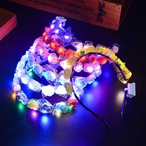 Accesorio para el Cabello con Corona de Diez Flores y Luces LED de Colores, Juguete Decorativo para Navidad, Halloween y Fiestas - Product Image 1