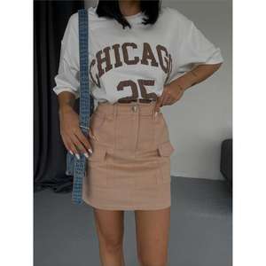 Jupe courte en gabardine beige avec détail de poche brodée, design bandage formel, options multiples de tissus : lin, denim, soie, coton - Product Image 1
