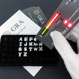 Venta al por mayor a granel de piedras de moissanita personalizadas con 26 letras de la A a la Z, facetadas, con corte trasero, de forma elegante, blancas, claridad D VVS, tipo diamante. - Product Image 2