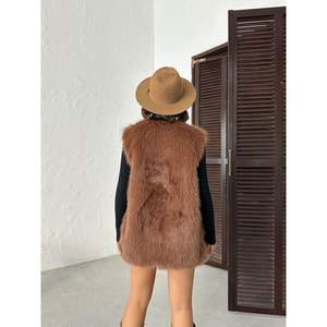 Gilet matelassé d'hiver Topshow en fausse fourrure tricotée avec col à capuche, grande taille, logo personnalisé, longueur courte, vente en gros - Product Image 2