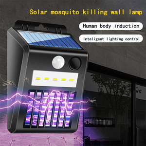 Esta lámpara solar 2 en 1 para acampar y matamosquitos cuenta con un sensor de cuerpo humano, es impermeable para uso en exteriores. - Product Image 3