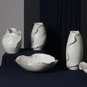 Ensemble de vases à fleurs blancs à motif de feuilles de luxe, décoration de table en céramique moderne avec glaçure mate pour la maison ou le bureau - Product Image 1