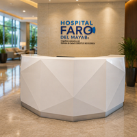 Bureau d'accueil Corian sur mesure à facettes diamantées avec éclairage LED, durable, résistant aux rayures, réparable, multifonctionnel, surface solide de luxe
