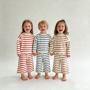 Nuovi Arrivi: Set Natalizio per Bambini in Maglia 100% Cotone a Righe Rosse e Bianche - Product Image 3