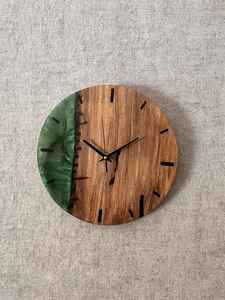 นาฬิกาแขวนผนังเรซิ่นและไม้ ดีไซน์เฉพาะตัว เพื่อตกแต่งบ้านด้วยสไตล์โมเดิร์นแบบเรียบง่าย พร้อมรายละเอียดศิลปะที่เรียบเนียน - Product Image 2