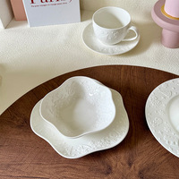 Nouvelle collection de Noël : Ensemble d'assiettes en céramique gaufrées, tasses à café, assiettes à fruits/desserts, plateaux à gâteaux – Compatible micro-ondes, design moderne