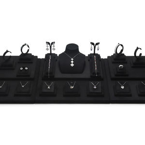 Expositor de Joyería de Microfibra Negra de Lujo Personalizado para Exhibición de Aretes, Anillos y Collares - Product Image 2
