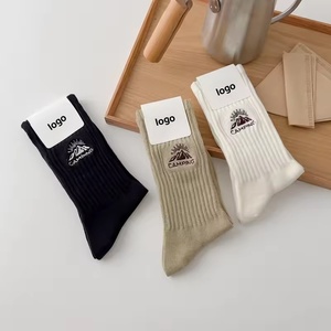 Chaussettes en coton avec logo brodé en usine, chaussettes brodées personnalisables, haute qualité, vente en gros - Product Image 3