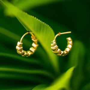 Pendientes Huggie de Acero Inoxidable Chapados en Oro, Resistentes y Sostenibles, para Mujer, Joyería de Moda - Product Image 3