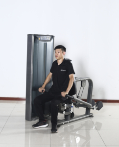 Gli <span class=keywords><strong>istruttori</strong></span> di palestra utilizzano una macchina professionale per tricipiti con piastre di inserimento per allenare i tricipiti. - Product Image 2