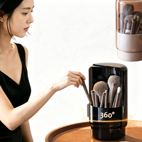 Organisateur de pinceaux de maquillage rotatif avec couvercle transparent anti-poussière, tambour intérieur à ouverture latérale et compartiments, boîte à cosmétiques en plastique antidérapante