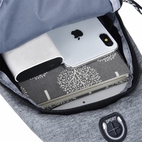 Sac de Poitrine Tendance Personnalisé avec Logo, Nouvelle Arrivée, Sac Banane Pas Cher pour Hommes, Sac Bandoulière avec Port USB et Trou pour Écouteurs