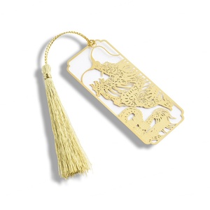 Marcapáginas de metal personalizado chapado en oro con diseño hueco y borla con dijes - Product Image 1